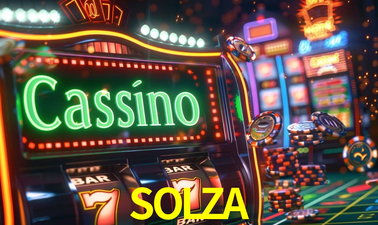 Escena dinámica inspirada en casino con iluminación SOLZA, cartas, fichas e íconos de juegos digitales en un espacio moderno de juegos.